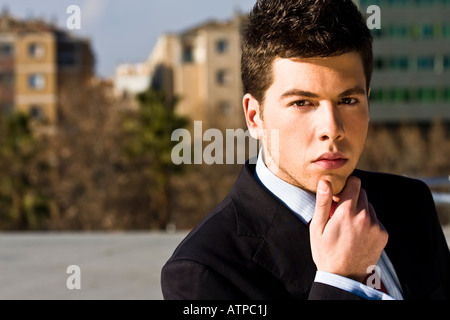 Handsome businessman portrait dans geste pensif Banque D'Images