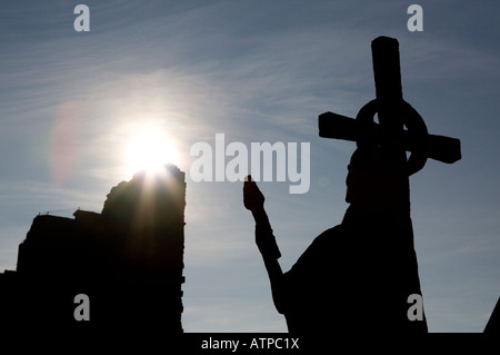 St Aidans statue dans le Parc du Prieuré de Lindisfarne sur Holy Island, Northumberland Banque D'Images