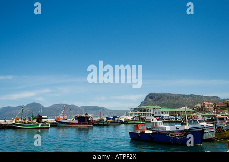 Fish Hoek port avec bateaux de pêche sur la côte de False Bay Péninsule du Cap près de Cape Town Afrique du Sud Banque D'Images