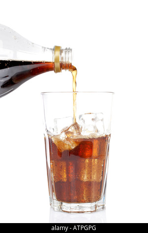 Verser dans un verre de soda avec des cubes de glace réfléchi sur fond blanc Shallow DOF Banque D'Images