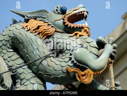 Détail d'une sculpture de dragon à l'extérieur d'un magasin de parapluie dans La Rambla, Barcelone. Banque D'Images