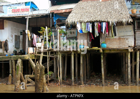 Maisons sur pilotis sur les berges du Mékong Vietnam MyTho Banque D'Images