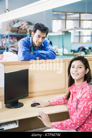 Portrait de deux créateurs de mode en une industrie textile Banque D'Images