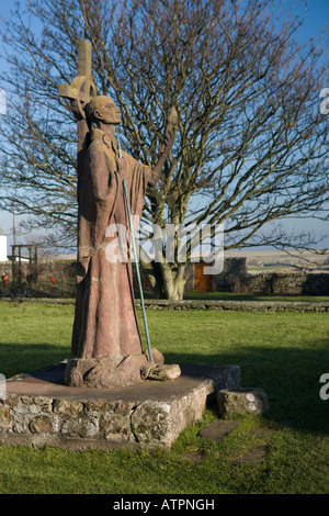 St Aidans statue dans le Parc du Prieuré de Lindisfarne sur Holy Island, Northumberland Banque D'Images