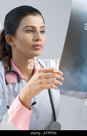 Close-up of a woman un X-Ray report Banque D'Images