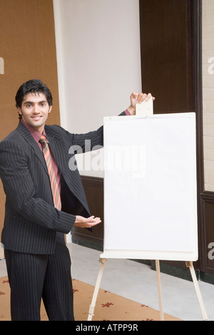 Portrait of a businessman giving presentation près d'un tableau blanc Banque D'Images