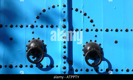 Gros plan d'une porte bleue traditionnelle en bois cloutée à Sidi Bou Said, près de Tunis, Tunisie. Banque D'Images