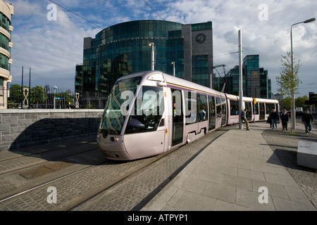 Light rail de tramway Luas au international financial services centre Dublin Irlande Banque D'Images