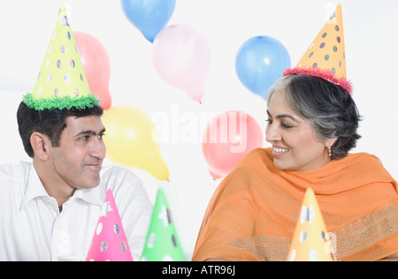 Femme mature et son fils portant des chapeaux d'anniversaire, Banque D'Images