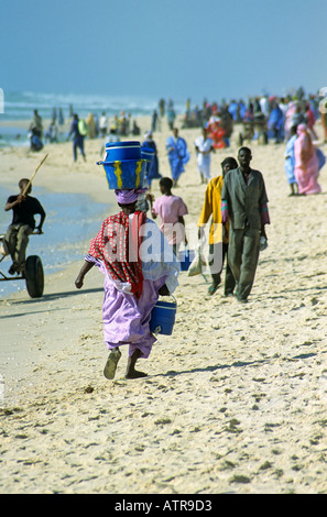 La femme mauritanienne, Plage de peche, Nouakchott, Mauritanie Banque D'Images