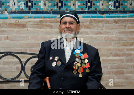 Ancien combattant de la Seconde Guerre mondiale dans l'Shahr-i-Zindah (Shahi Sinda) Ouzbékistan Samarkand nécropole Banque D'Images