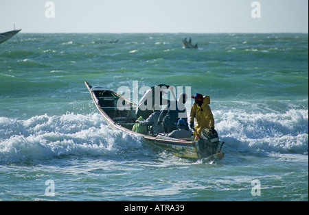 Mettre des bateaux de pêche sur la mer depuis la plage de peche, Nouakchott, Mauritanie Banque D'Images
