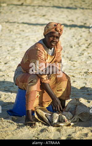 La femme mauritanienne, Plage de peche, Nouakchott, Mauritanie Banque D'Images