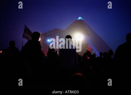 Les lumières de la scène du festival de Glastonbury 2003 Pyramide Banque D'Images