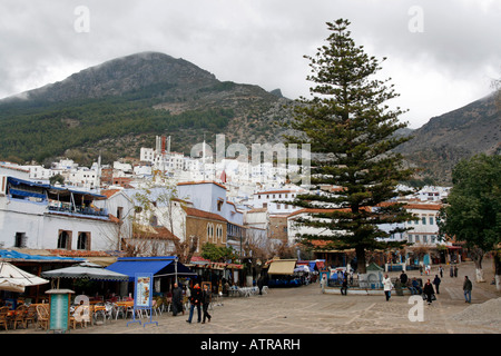 La place Outa el Hammam est la place principale à Chefchaouen et bordée de restaurants touristiques Afrique Maroc Banque D'Images