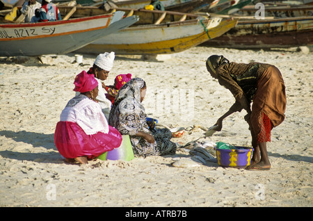 Marché aux poissons, la femme mauritanienne, Plage de peche, Nouakchott, Mauritanie Banque D'Images