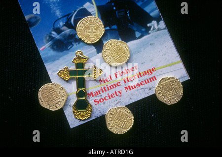 Doubloons d'or et une croix d'or et d'émeraude de l'Atocha sur l'affichage à Mel Fisher Maritime Museum trésor s à Key West Banque D'Images