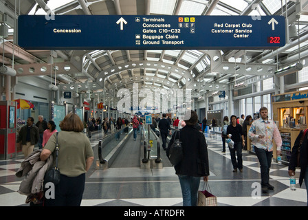 Les passagers, Terminal C, l'aéroport O'Hare de Chicago, Illinois, USA Banque D'Images