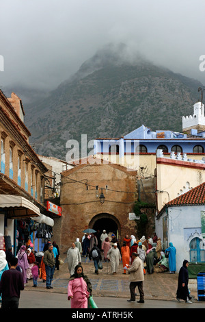 Bab el Ain la porte principale de la Médina de Chefchaouen est assis sous un nuage andainée mountain Banque D'Images