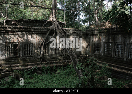 Les murs de la cour centrale à Beng Mealea temple ruins. Banque D'Images