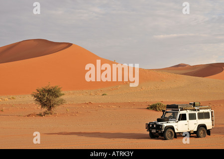 Land Rover en voyageant à travers le Sousouvlei Dunes tôt dans la matinée d'Afrique Namibie Banque D'Images