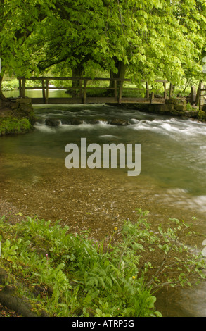 Une passerelle traversant la rivière Dove à Beresford Dale, parc national de Peak District Banque D'Images