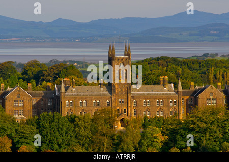 L'ancien hôpital Lancaster Moor, construite en 1883, avec la baie de Morecambe - et de Lakeland hills - dans la distance, Lancaster, Lancashire UK Banque D'Images