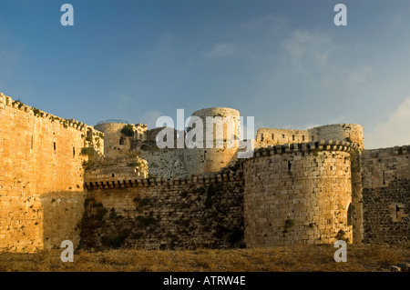 Les murs et les remparts imposants massifs dans la lumière du soleil tôt le matin, Crac des Chavaliers, en Syrie, au Moyen-Orient. DSC 6195 Banque D'Images
