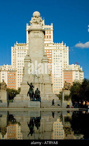 La statue de Cervantes et Don Quichotte et Sancho Panza dans le parc de la Plaza Espana Madrid Espagne Banque D'Images