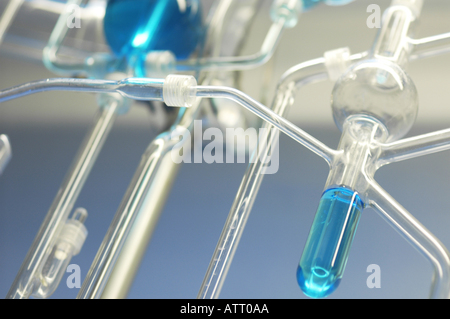 Arrangement d'essai en laboratoire eprouvette avec du liquide Banque D'Images