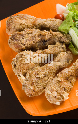 Close-up de poulet rôti avec de la salade dans une assiette Banque D'Images