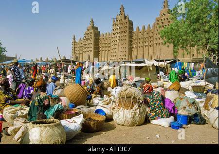 Marché hebdomadaire le lundi en face de la Mosquée du Vendredi Djenné, Mali Banque D'Images