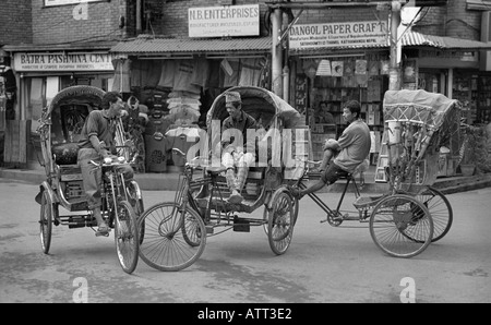 3 Les conducteurs de pousse-pousse vous détendre dans street Thamel Katmandou Banque D'Images