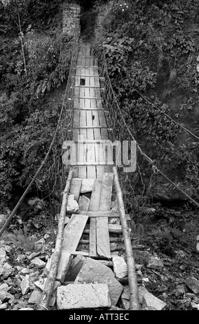 Pont pied en mauvais état sur le chemin de trekking Népal 2003 Tolka Banque D'Images