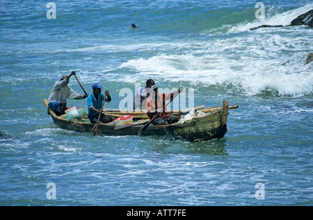 Bateau de pêche de mettre en mer, Cape Coast, Ghana Banque D'Images