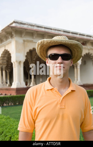 Jeune homme debout devant un mausolée, le Taj Mahal, Agra, Uttar Pradesh, Inde Banque D'Images