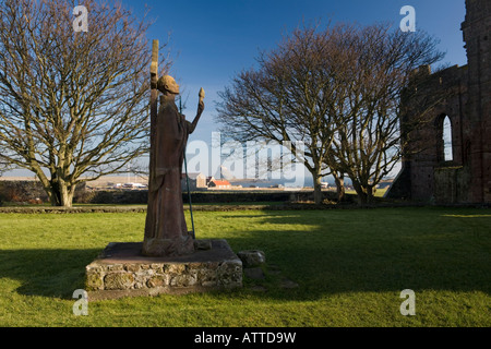 St Aidans statue dans le Parc du Prieuré de Lindisfarne sur Holy Island, Northumberland Banque D'Images