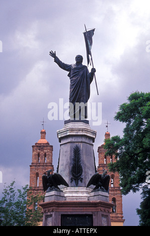 Statue de l'indépendance mexicaine chef Miguel Hidalgo dans la place principale de Dolores Hidalgo, Guanajuato, Mexique de l'état Banque D'Images