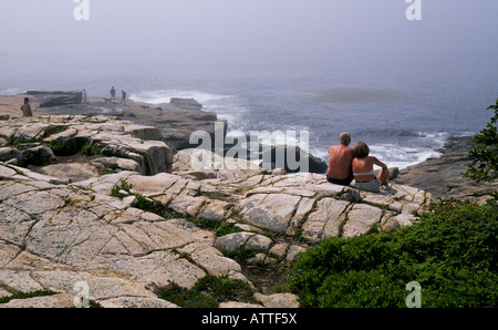 Vue d'un rivage rocailleux et les visiteurs épris de l'océan dans le Mount Desert Island l'article de l'Acadia national park Banque D'Images