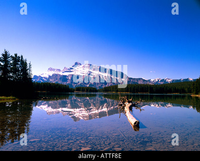 BANFF NATIONAL PARK ALBERTA CANADA Juin Mont Rundle reflète dans deux sur le lac Minnewanka Banque D'Images