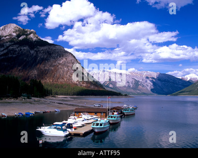 BANFF NATIONAL PARK ALBERTA CANADA Juin Les bateaux d'excursion sur le lac Minnewanka et faire un seul tour d'interprétation d'une demi-heure de ce lac Banque D'Images