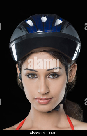 Portrait d'une jeune femme portant un casque de vélo Banque D'Images