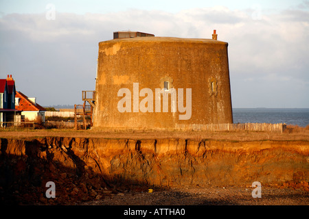 Tour Martello et chambre à l'East Suffolk Angleterre Bawdsey en danger de sombrer dans la mer du Nord en raison de l'érosion côtière Banque D'Images