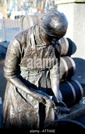 Statue en bronze de la fille de hareng à Stornoway Port, Lewis, Western Isles Banque D'Images