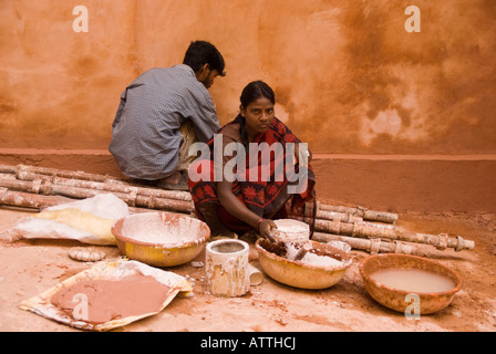 La femme et l'homme travaillant sur un mur de correctifs sur un chantier de construction. Banque D'Images