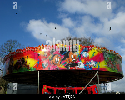 Rooks voler au-dessus d'un carrousel de foire à Kirkcudbright, Dumfries et Galloway, Écosse SW Banque D'Images