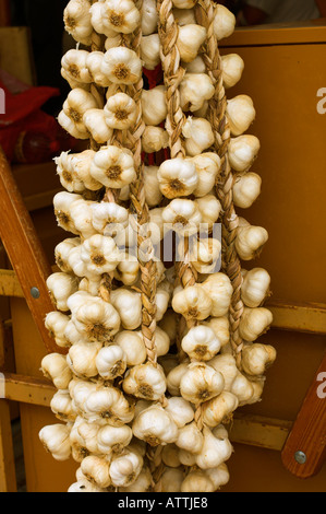 Cordes suspendues de l'ail à l'échoppe de marché dans la vieille ville de Zadar, Croatie Banque D'Images