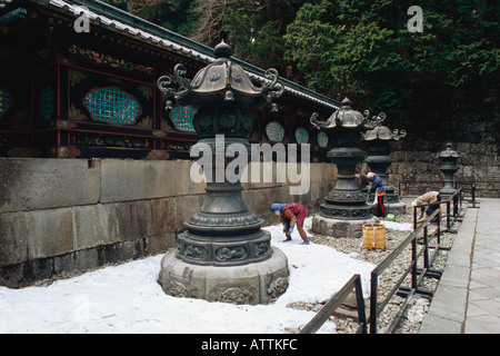 Trois femmes de ménage complexe temple Nikko Banque D'Images