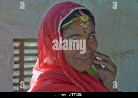 Belle jeune femme indienne parée de bijoux et portant un sari Banque D'Images