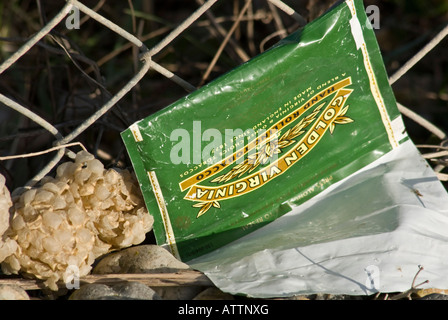 Mélange de déchets non biodégradables en plastique biodégradables [homme] [faites] Banque D'Images